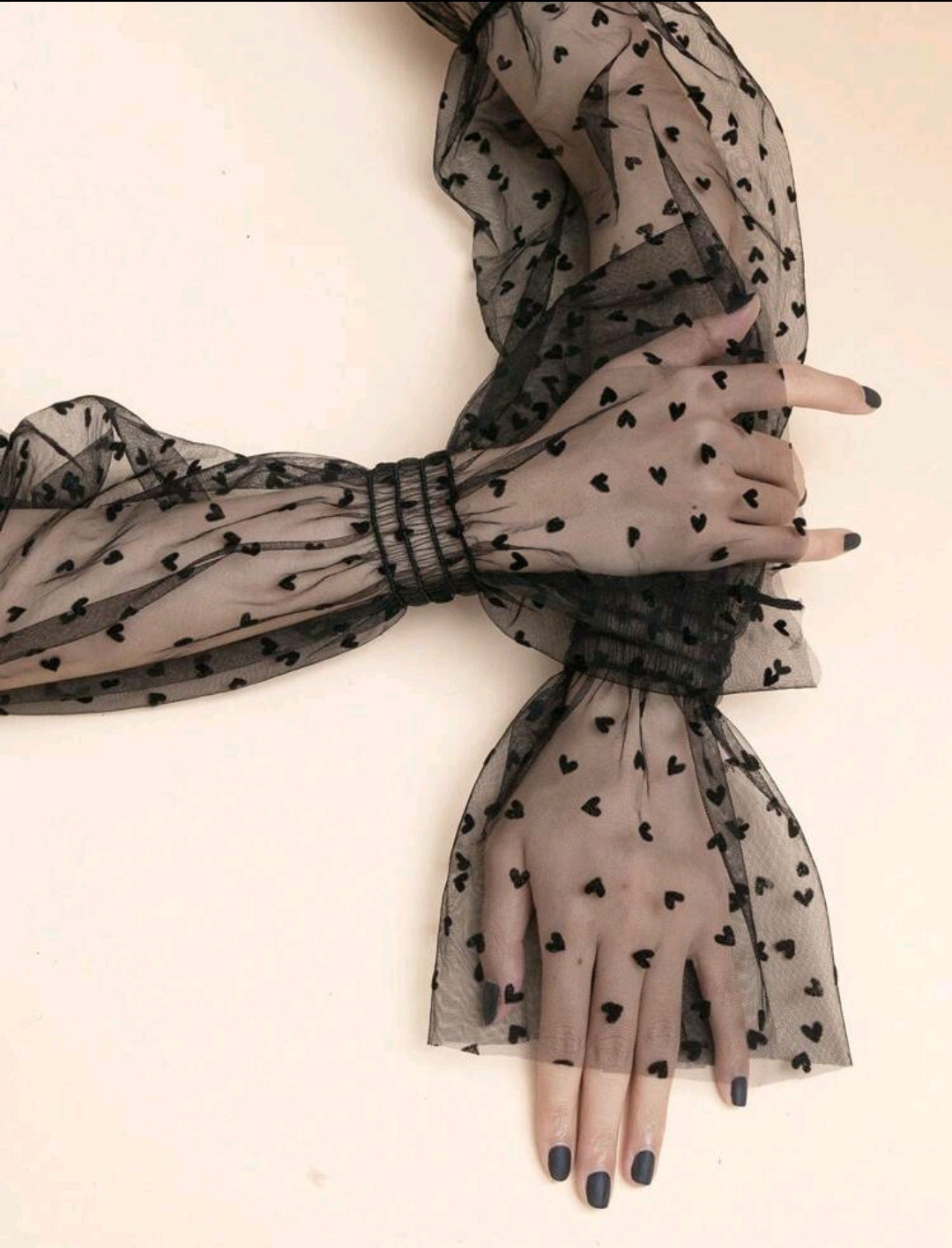 زوج من أكمام النساء الشفافة المزينة بالدانتيل والشبك والنقاط والقلوب، قفازات أزياء عصرية للحفلات والمناسبات